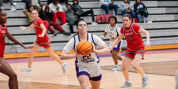 women's bball player passing